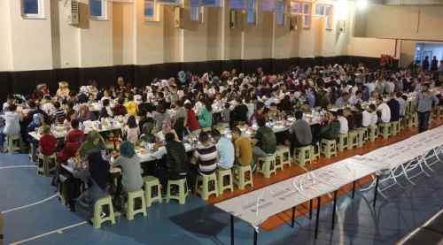 600 çocuk aynı sofrada iftar yaptı