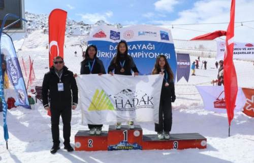 62 sporcu, Erciyes'te dağ kayağı şampiyonasında yarıştı