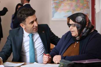 62 Yaşındaki Kadının Okuma Yazma Azmi Örnek Oldu
