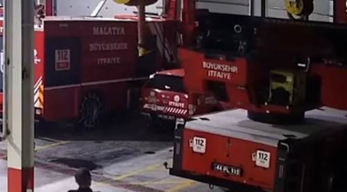 7.6'lık depremde yeni görüntüler! 16 tonluk araç beşik gibi... 