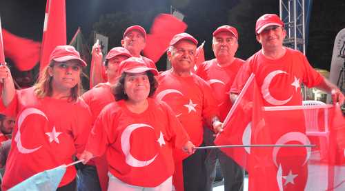 7 Cüceler demokrasi nöbetinde