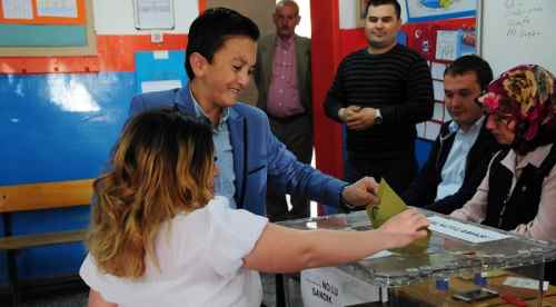 7 Cücelerin 'Meraklısı' eşi ile oy kullandı 