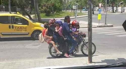 7 kişi bir motosiklette