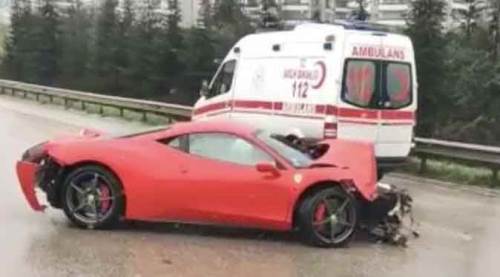 7 milyon liralık Ferrari hurdaya döndü!