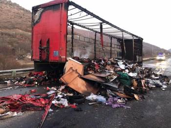 7 Ton Giysi Ve Ayakkabı Yüklü Olan Tır Dorsesi Yandı
