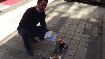 70 Bin Liralık Veresiye Defterini Yakarak “Biz Bize Yeteriz” Dedi
