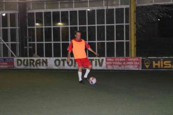 70 Yaşına Rağmen Top Koşturmaya Devam Ediyor
