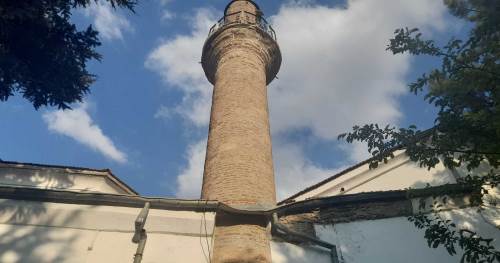 706 yaşındaki Ak Cami'nin Minaresi risk altında