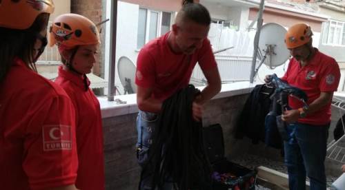 8 metreden aşağı düştü, 5 kişi kurtardı