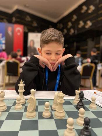 8 Yaşındaki Satranç Sporcusundan Büyük Başarı
