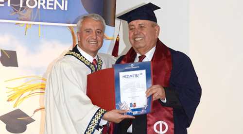 80 yaşında üniversite mezunu oldu