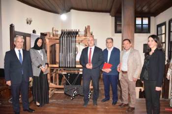 80 Yıllık Dokuma Tezgahını Kütahya Olgunlaşma Enstitüsü’Ne Bağışladı
