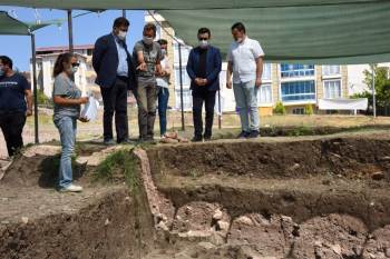 9 Bin Yıllık Kazı Alanında İnceleme
