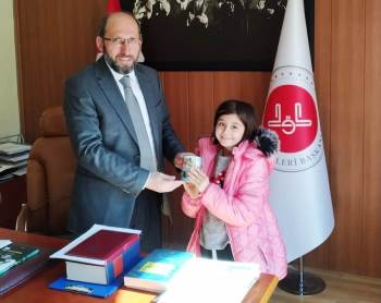 9 Yaşındaki Şeyma, Kumbarasındaki Harçlıklarını Depremzedelere Bağışladı
