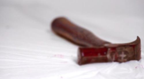 90 yaşında, 50 yıllık eşini çekiçle öldürdü