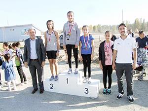 90ncı yılda 90 sporcu koştu