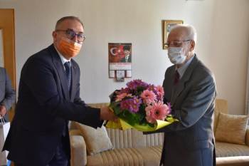 92 Yaşındaki Emekli Öğretmenin Duygu Dolu Anları
