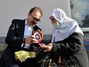 92 Yaşındaki Kadriye Nine Yaptığı El Emeği Göz Nuru Ürünlerini Vali Kızılkaya’Ya Hediye Etti
