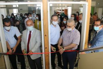 Abdülhamid Han Anadolu Lisesinde Resim Sergisi
