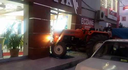 Acemi sürücü traktörle gözlükçüye girdi