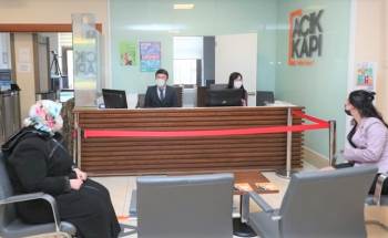 Açık Kapı, Yüzleri Güldürüyor
