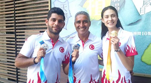 Açıköğretim öğrencileri madalyaları topladı