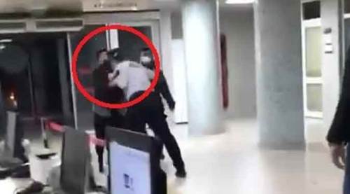 Acil servis böyle karıştı! Güvenlikçi hastaya kafa attı...