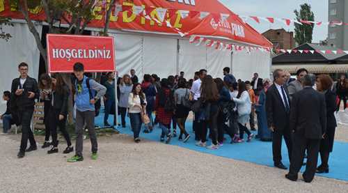 AÇILIŞTA ÇOCUKLAR DA GÖREV ALDI