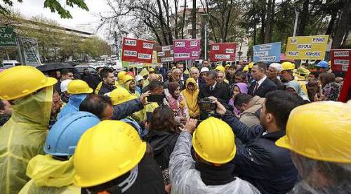 Açlık grevindeki Eskişehirli madencilere Özgür Özel'den destek
