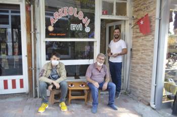 Açtığı ’Arkeoloji Çay Evi’ İle Arkeoloji Bilimini Tanıtıyor
