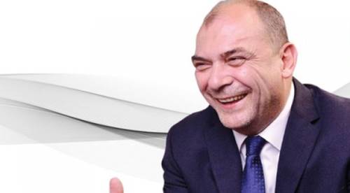 Adam bağırıyor