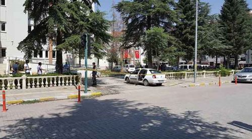 Adliye önünde eski koca dehşeti 