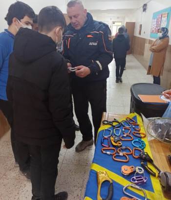 Afad Ekipleri Lise Öğrencilerini Bilgilendirdi
