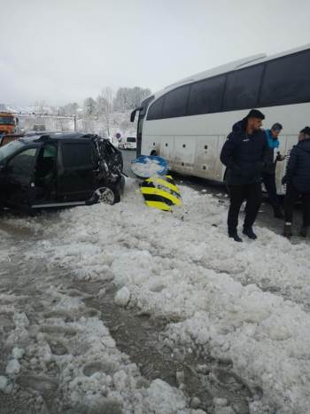 Afyon Belediye Yüntaş Voleybol Takımını Taşıyan Otobüs Kaza Yaptı
