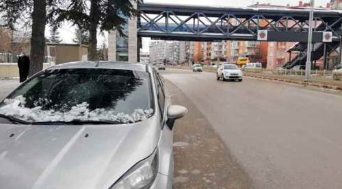 Afyon'da akıl almaz kaza: Ölümden döndüler!