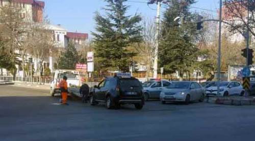 Afyon'da akıllara ziyan olay: Aracını yolun ortasında bırakıp...