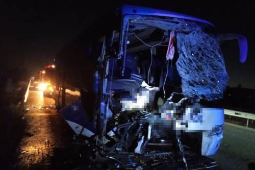 Afyon'da can pazarı! Yolcu otobüsü kamyona çarptı... 