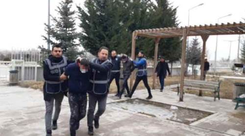 Afyon'da dehşet: Arkadaşlarının annesinin boğazını kestiler!