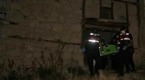 Afyon'da dehşet veren olay: Komşular evde üç kişinin cesedini buldu!