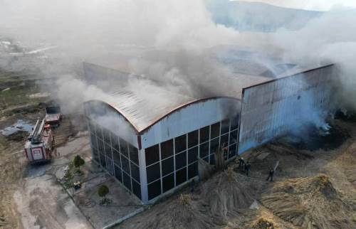 Afyon'da fabrika yangını: Dumanlar gökyüzünü kapladı
