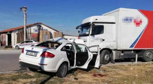 Afyon'da feci kazada can pazarı: Araç içinde sıkıştılar...