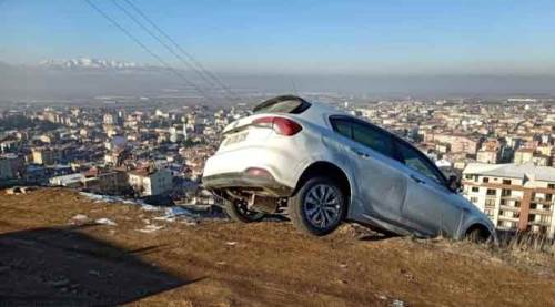 Afyon'da fizik kurallarını sorgulatan kaza! Otomobil asılı kaldı...