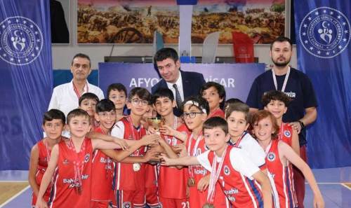 Afyon'da genç basketbolcular kupa ve madalyalarına kavuştu