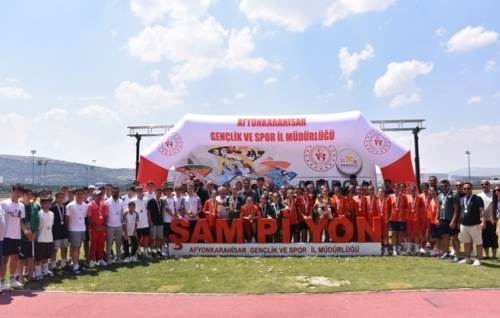 Afyon’da genç futbolcular yeteneklerini sergiledi