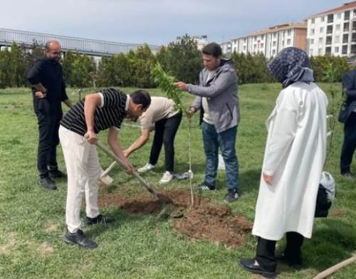 Afyon’da gençlerden cami çevresine temizlik ve fidan dikimi
