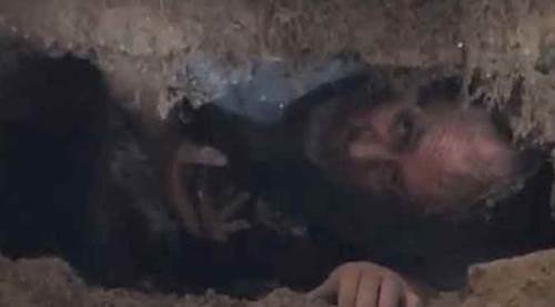 Afyon'da hapse girmemek için lağım çukuruna saklandı, böyle çıkarıldı...