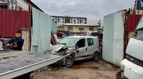 Afyon'da kaza: Vinç çarptığı aracı hurdaya çıkardı