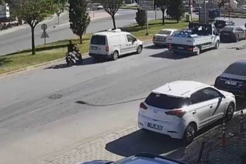 Afyon'da kırmızı ışıkta kaza: Motosiklet metrelerce sürüklendi