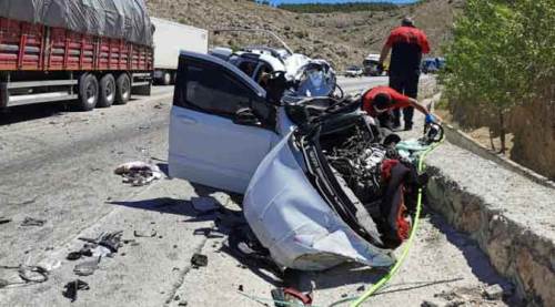 Afyon'da korkunç kaza! Parçalanan araçta can verdi