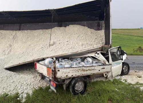 Afyon'da kum yüklü tır kamyonetin üzerine devrildi: Sürücü can verdi!